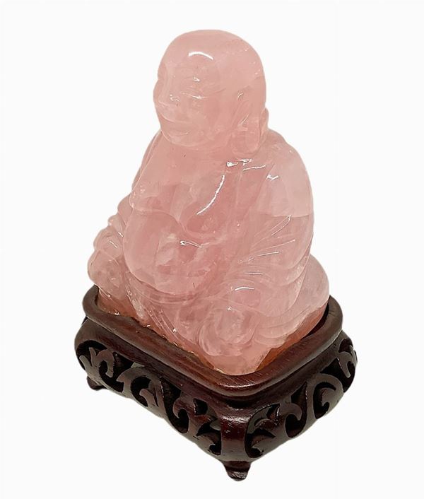 Buddha in quarzo rosa. H complessiva cm 10