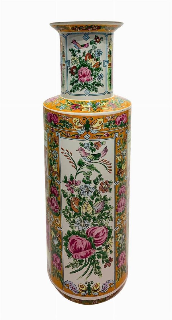 Vaso cinese in porcellana raffigurante scene di genere e motivi floreali, Cina, XX secolo. Marchio alla base. H cm 46. Piccola incollatura.