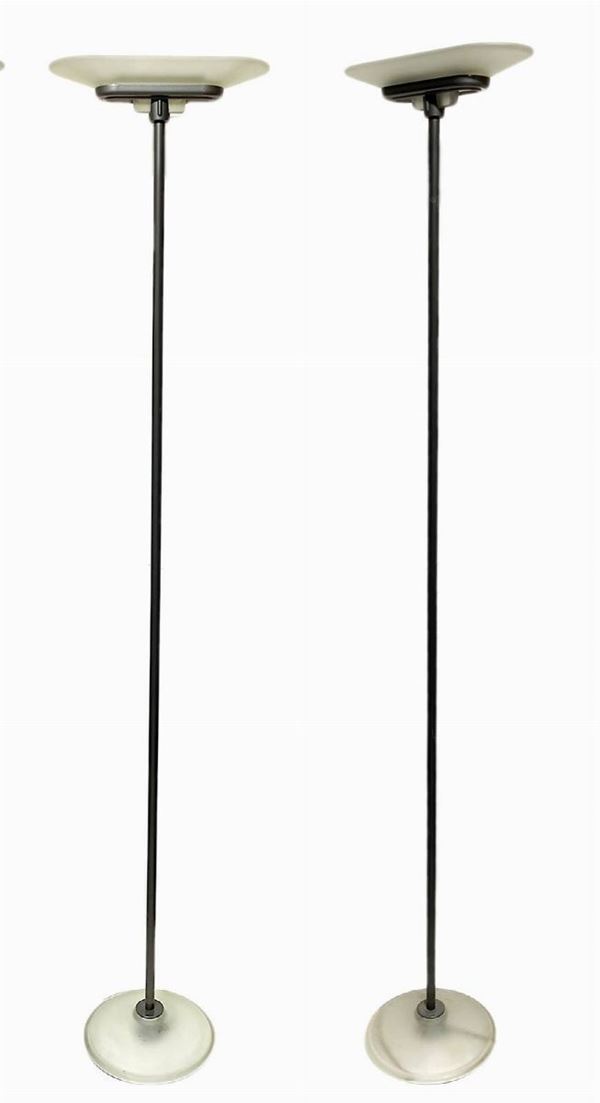Arteluce, disegno P.King e Miranda. N. 2 lampade da terra in metallo laccato diffusore e base in vetro satinato nei toni del rosa, illuminazione alogena.