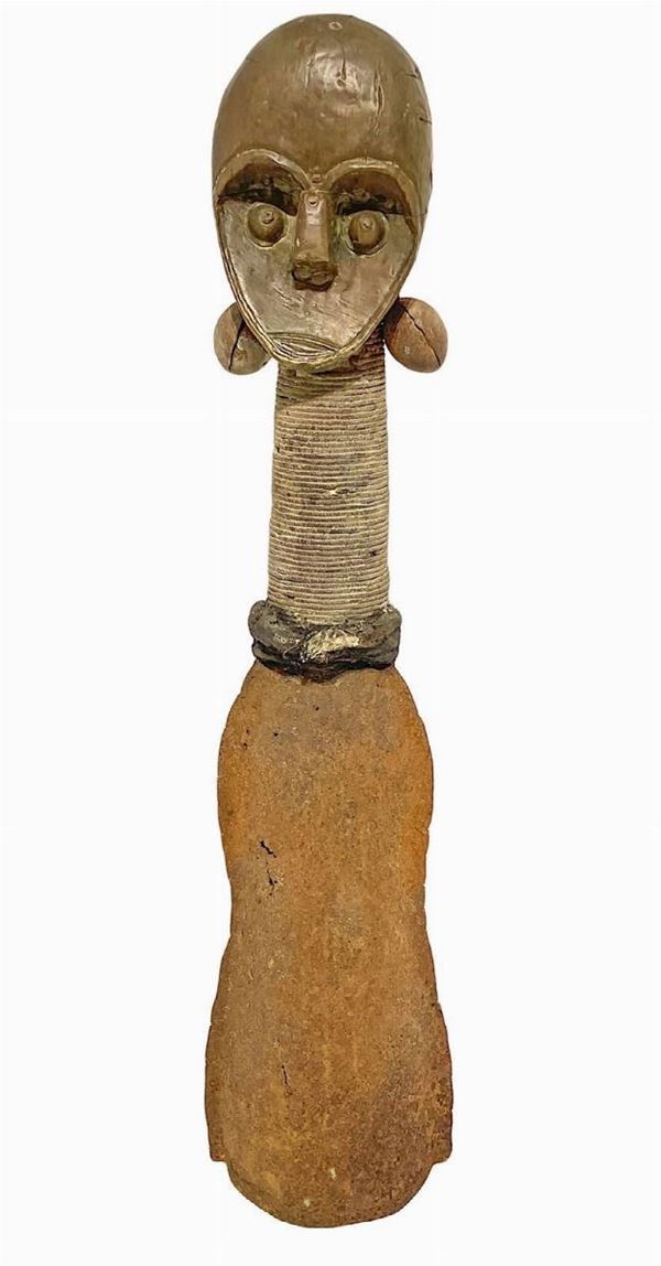 Campanaccio Gong in rame, Bamoun, Bamileke, Camerun, primi del ‘900. H cm 51