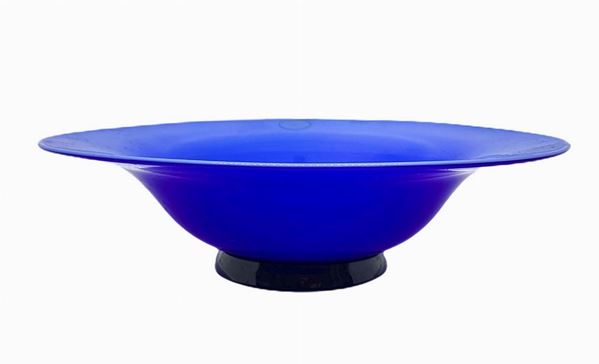 Venini, dish in blue tones. Sign in the base Venini '90.
H 5 cm, diameter cm 19