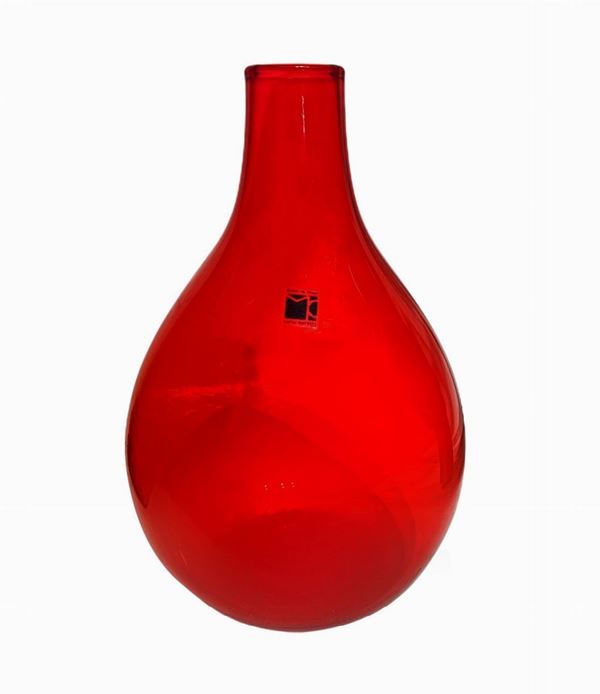 Carlo Moretti, vaso in vetro soffiato di forma globulare nei toni del rosso rubino, Murano. H cm 26.  H cm 26