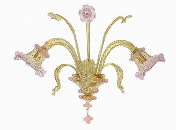 N. 2 appliques, Murano. Italia,in vetro di colore rosa e pagliesco, otto luci lavorazione a foglie e fiori.
H cm 50x45x35