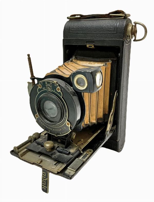 Kodak Pocket a bellows, 1926. Made in Canada. Traces of oxide. 1926, h cm 16. width cm 8. depth 13 cm.
H cm 16. width cm 8. ...