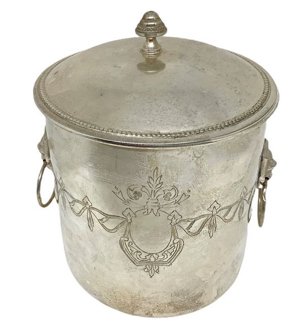 Cylindrical sheffield rating, with decorations to Leonine studs on the sides.
H 15 cm