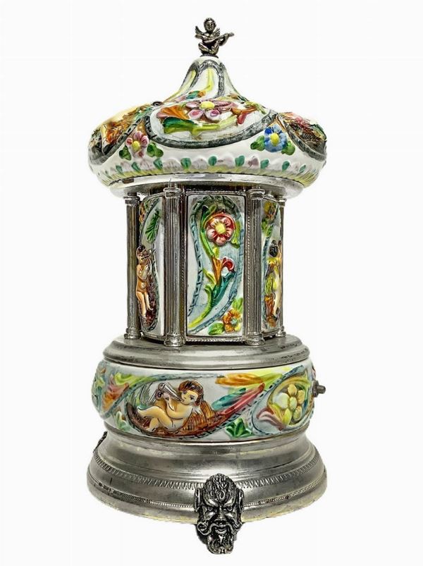 Carillon portasigarette a pagoda. in maiolica decorata con puttini e metallo argentato anni 40/50