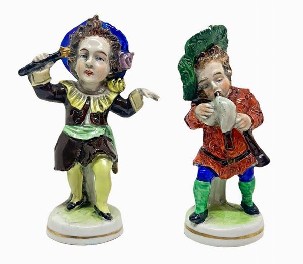 Capodimonte, Coppia di statuine raffiguranti nani. H cm 13. 
H cm 13