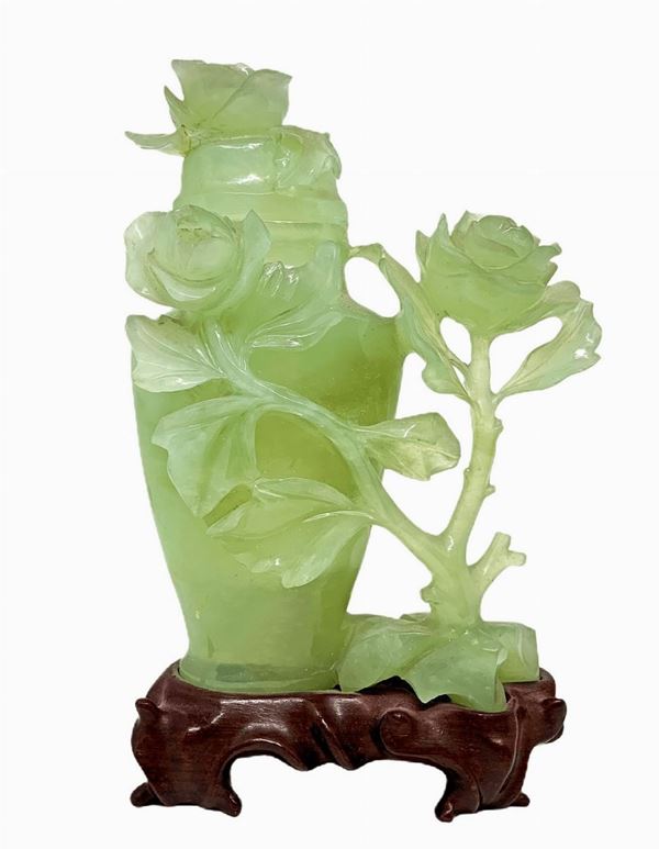 Portaprofumi in giada con decorazioni floreali, Cina.  H cm 19 con base. Presenti rotture