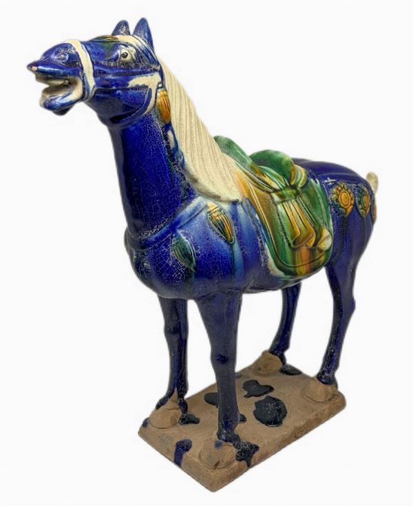 Cavallo in ceramica nei colori del blu, Cina. 
Cm 28