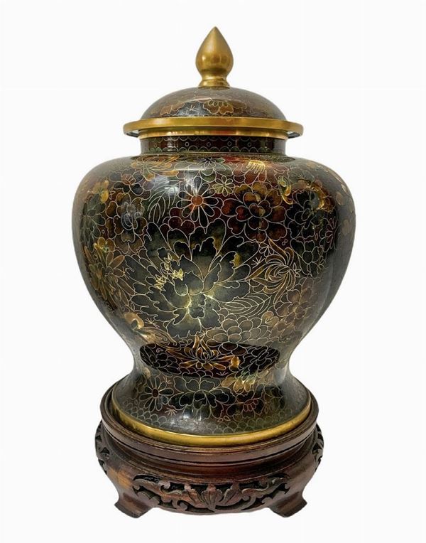 Potiche Cloisonne in metallo. H cm 27. Con base in legno H cm 33. 
H cm 27. Con base in legno H cm 33