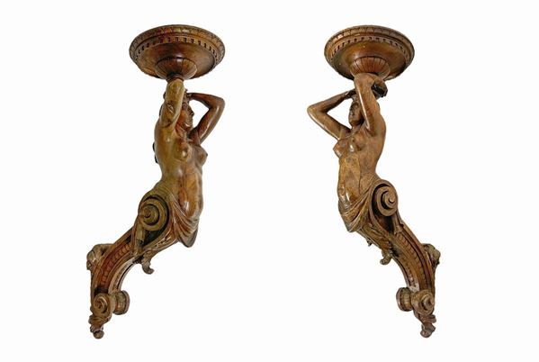 Sculture lignee femminili raffiguranti cariatidi a mensola circolare, del periodo neoclassico, fine XVIII, inizi XIX secolo. H cm 90