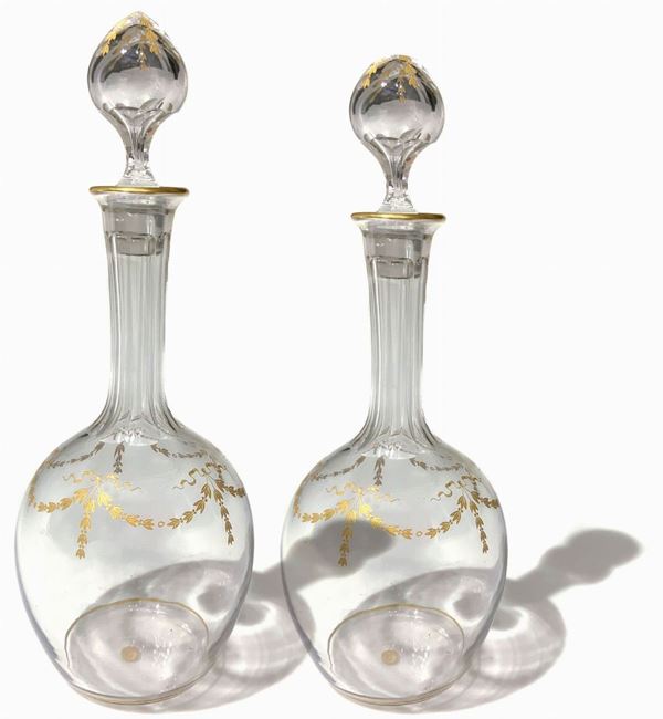 Baccarat -France, 2 Bottiglie in cristallo con tappo con decoro color oro stile Luigi XVI  - Cristallo - Asta Asta Eclettica - Casa d'aste La Rosa