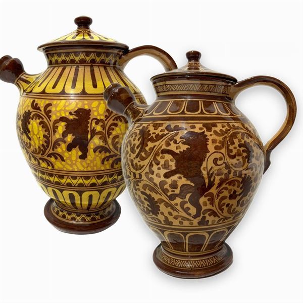 Coppia di versatoi in maiolica con coperchio
