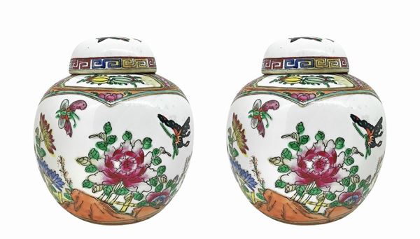 Pair of porcelain poutiche with floral decoration. 80