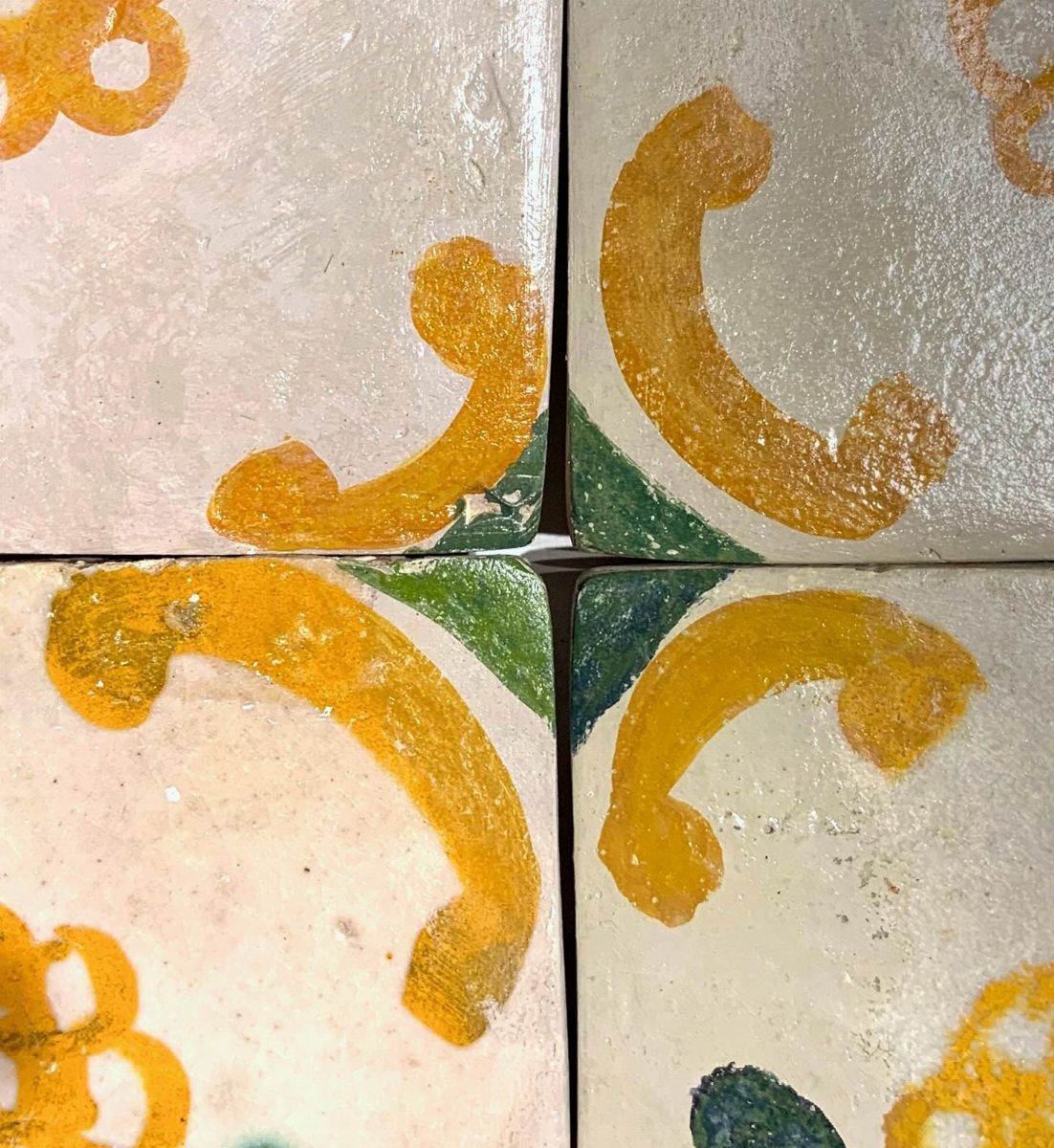 26 piastrelle in ceramica. Quattro riquadri di piastrelle in ceramica