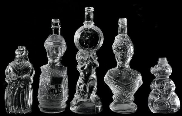 Gruppo di n. 5 bottiglie in vetro e cristallo