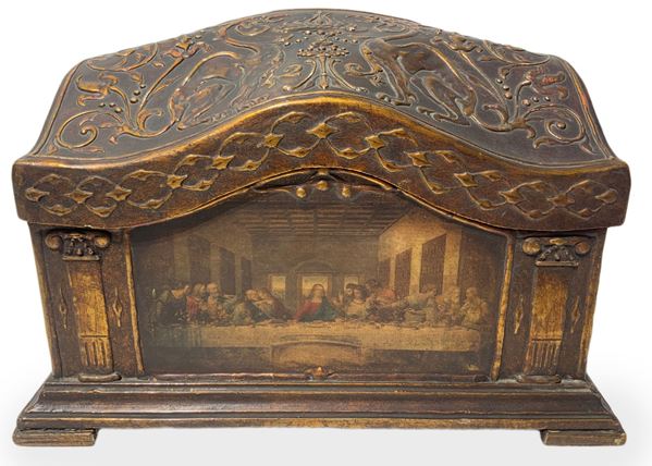 Scatola portalettere in legno dorato con raffigurazione dell’Ultima Cena sul fronte