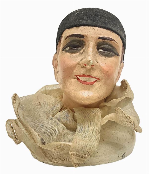 Mezzobusto in gesso policromo raffigurante Pierrot, inizi XX secolo. Con bavero in tulle. H cm 10