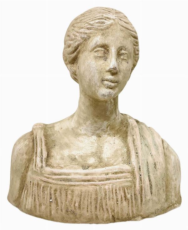 Mezzobusto in terracotta raffigurante donna con drappo sulla spalla, matrona romana, inizi XX secolo. H cm 19. Larghezza cm 19