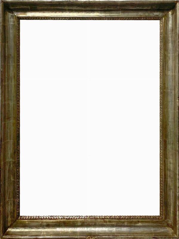 Cornice in legno a mezza canna dorata a foglia, in stile del XIX secolo. Misure esterne cm 104x84. Misure interne cm 88x68.

