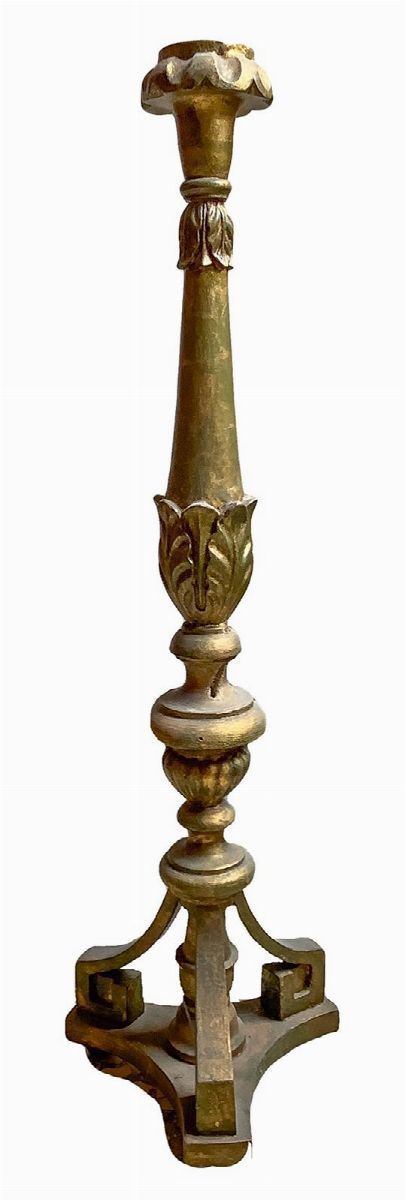 Candelabro in legno dorato, secolo XIX. H cm 71