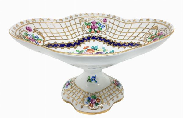 Stand in Dresden porcelain with floral decorations.  (Dated 1764 on the bottom.)  - Auction Asta a Tempo - Casa d'aste La Rosa