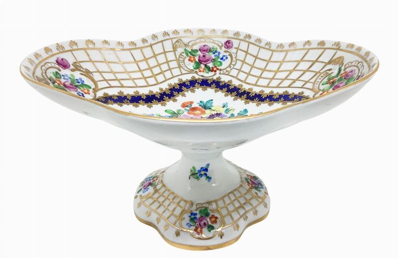 Alzata in porcellana Dresden, decori floreali e data 1764 sul fondo