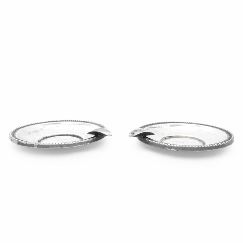 Coppia di posaceneri, argento 800. Diametro cm 8,5