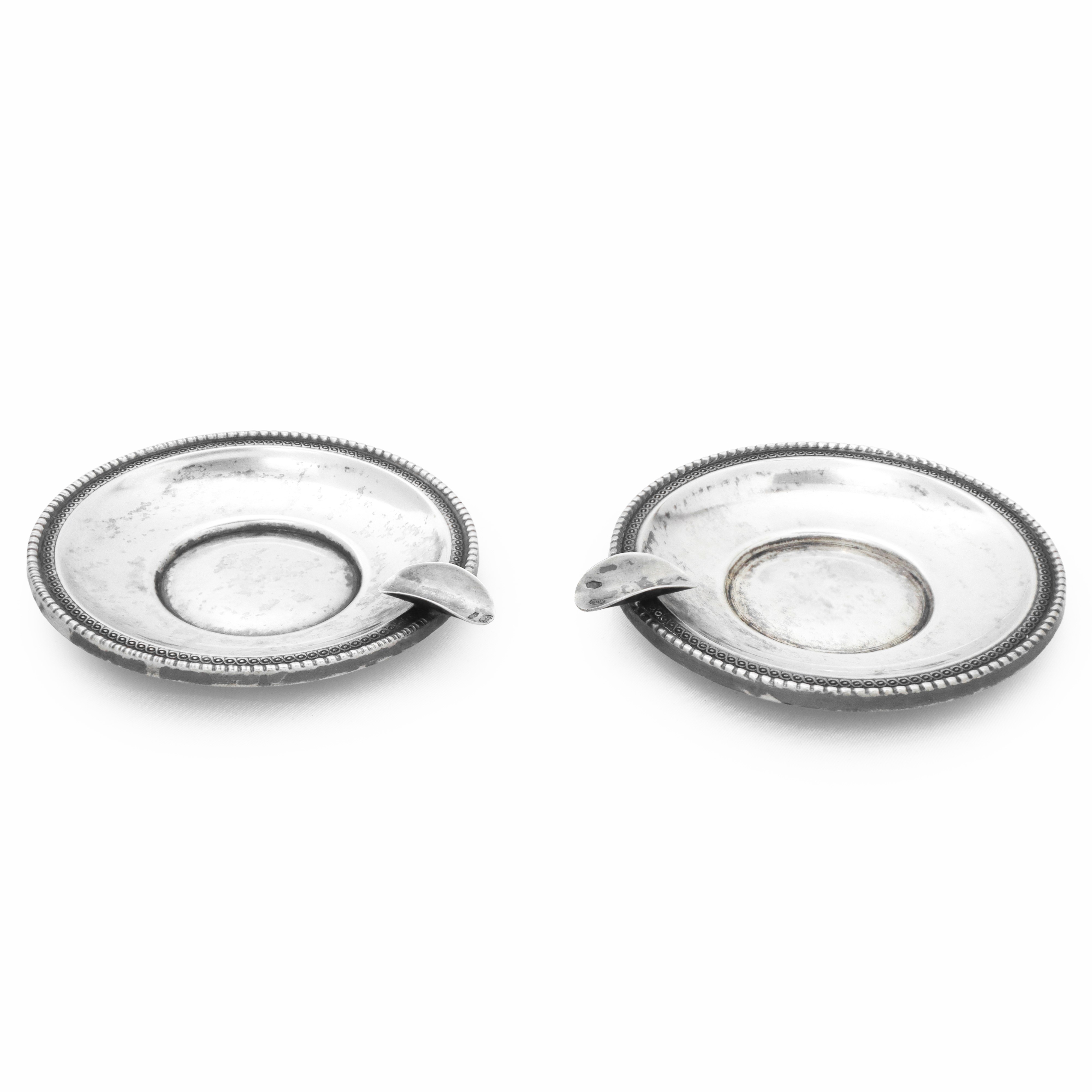 Coppia di posaceneri, argento 800. Diametro cm 8,5