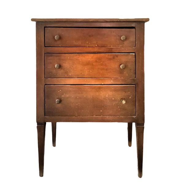 Small chest of drawers in walnut with three drawers