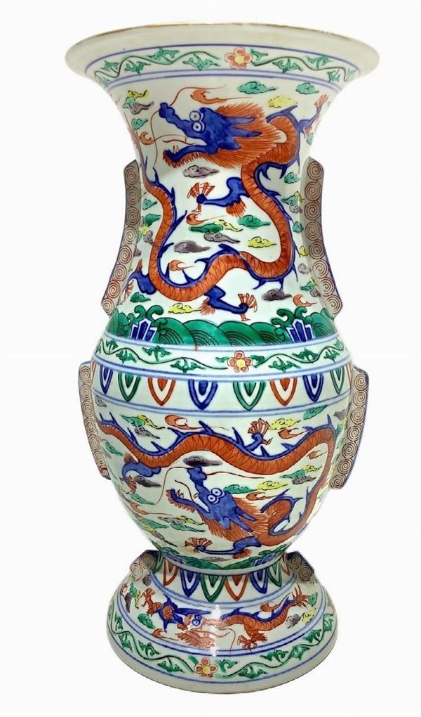 Vaso, Cina, XX secolo. Decorato con immagini di dragoni. H cm 30