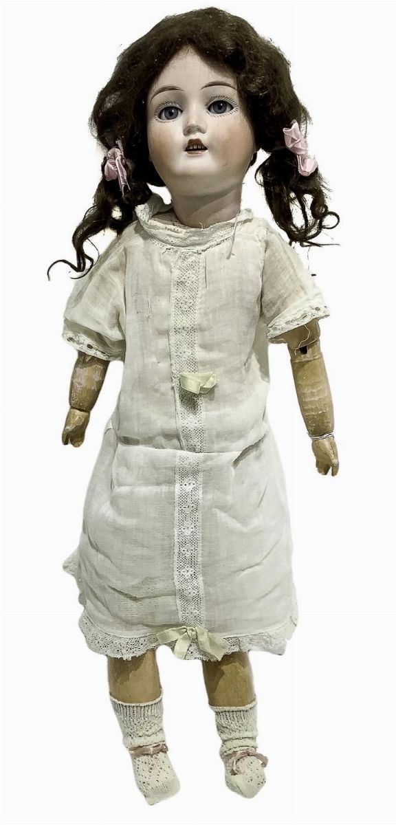 Bambola in biscuit "Furga", abito color panna, capelli mohair, occhi mobili, arti rigidi, firma Furga, 1945-50, provenienza Italia, h cm 40 ca.