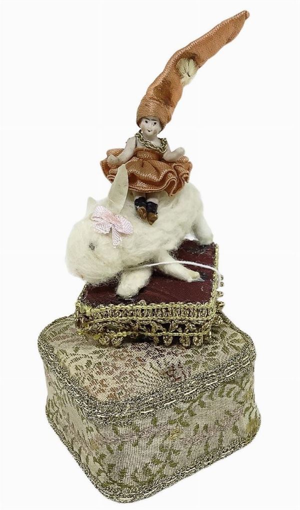 Mignonette in biscuit con coniglio, arti rigidi, 1900 ca., provenienza Francia, h cm 15 (con cappello), carillon funzionante