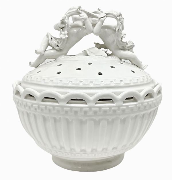 Perfume burner in white porcelain of Bassnao, with lid surmounted by two putti. XX century. 18. H cm width 18 cm