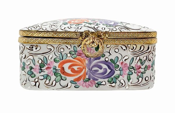Limoges - Small snuff Limoges with floral decorations in the twentieth century. H 4.5 cm, 10x8 cm