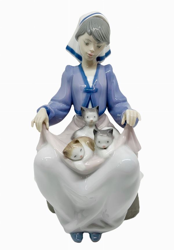 Lladr&#242; - LLadro, girl with kittens. H 21 cm