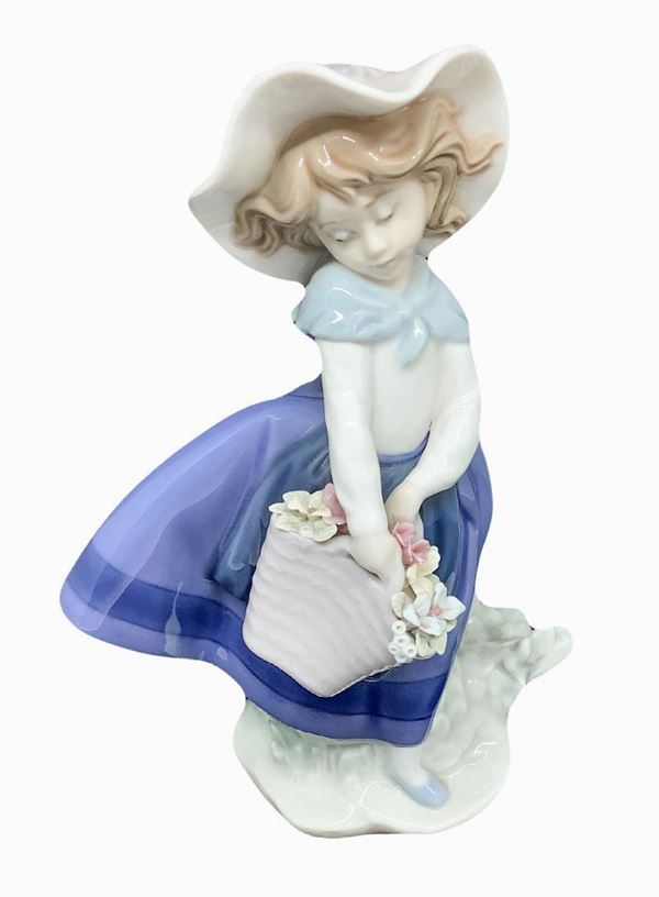 Lladr&#242; - Porcelain figurine depicting a child with a basket of flowers, Lladró. H 18 cm.
