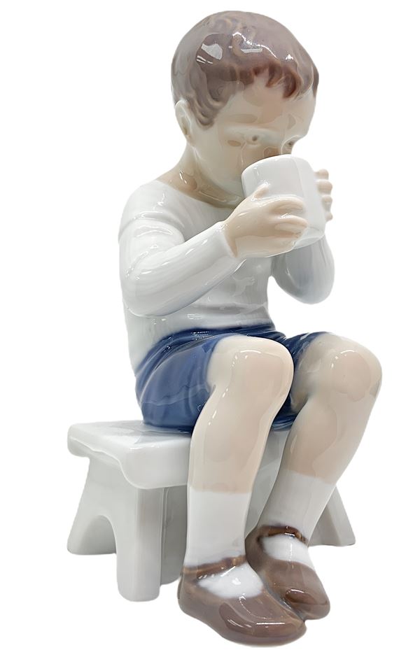 Copenaghen - Copenhagen porcelain figurine depicting child with cup. H 14 cm