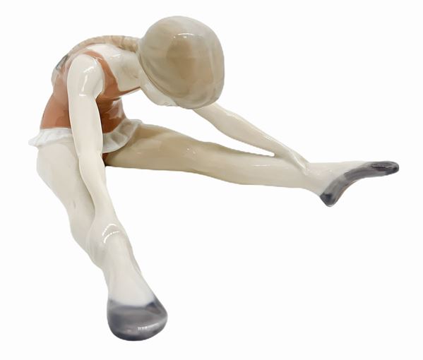 Copenhagen porcelain figurine depicting a ballet dancer. H 8x12 cm