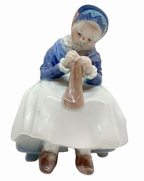 Copenaghen - Copenhagen porcelain figurine depicting child stitching. H 14 cm