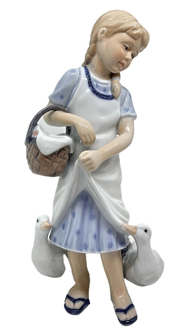 Copenhagen porcelain figurine depicting a child with ducks. H 25 cm