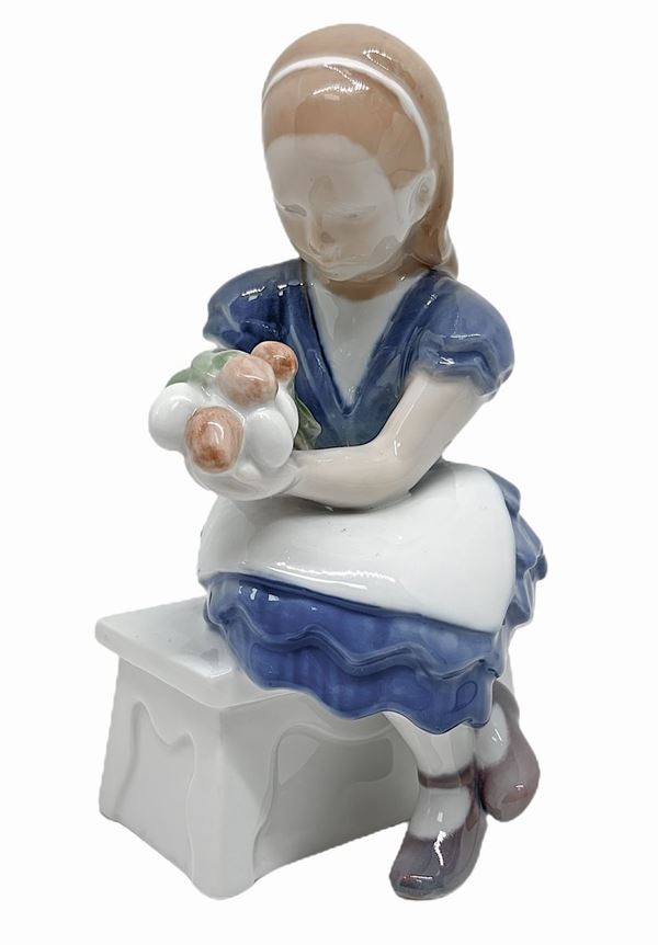 Copenaghen - Copenhagen porcelain figurine depicting little girl with flowers. H 15 cm