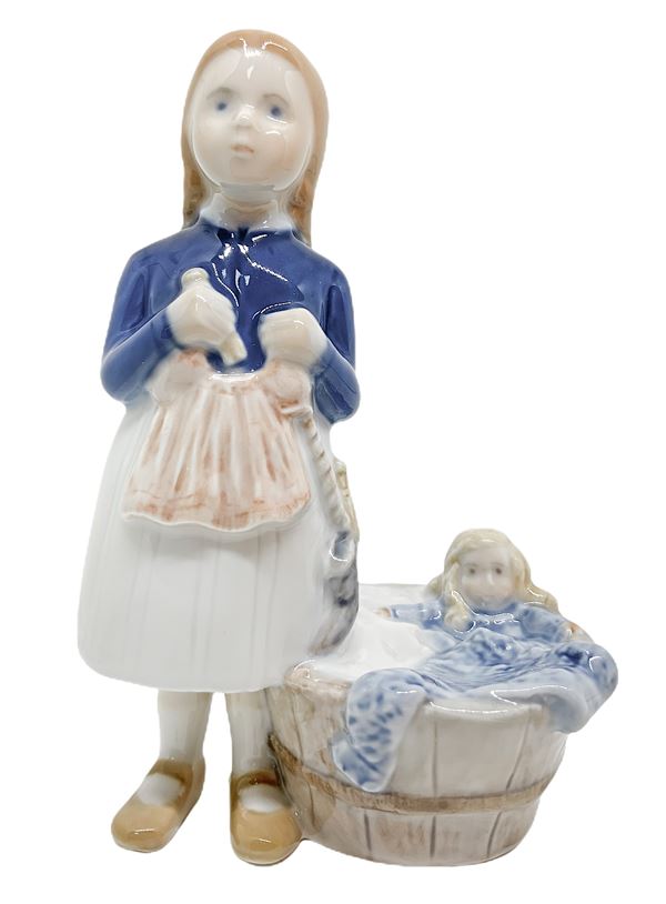 Copenaghen - Copenhagen porcelain figurine depicting a child with a doll that takes a bath. H 15 cm