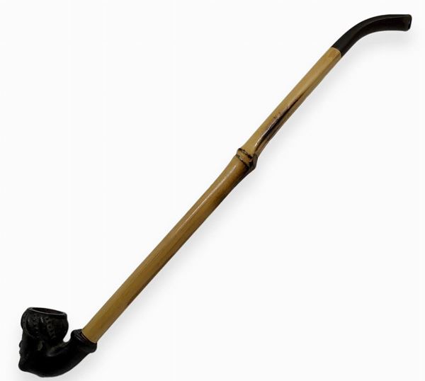  "Arab Emir" - Turkey. Second half of 1800.
Pipa with cooker and torch in clay, ebonite mouthpiece with long bamboo cane.
Dimensions stove and torch: h. cm. 4 lung. cm. 4 cm diameter. 2.
reed and mouthpiece Dimensions: h. cm. 27 cm diameter. 1.