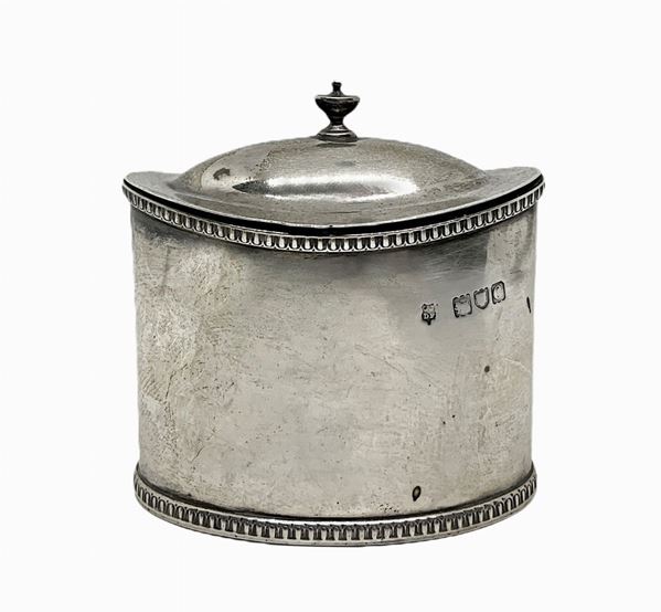 Scatoletta in argento, Londra, fine XIX secolo. H cm 7,5, base 8x5. 122