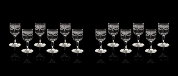 Servizio da 12 bicchierini in vetro da rosolio, incisi con decorazioni di ghirlande stile impero
