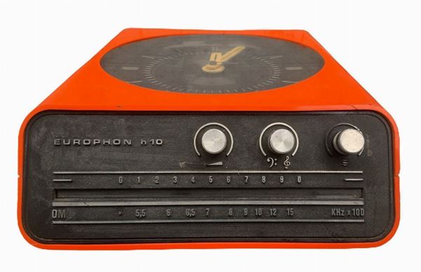 Produzione Europhon, orologio a parete con radio incorporata. Anni â€™70,Struttura in plastica nei toni del rosso. Non testato.
Cm 31x23x9