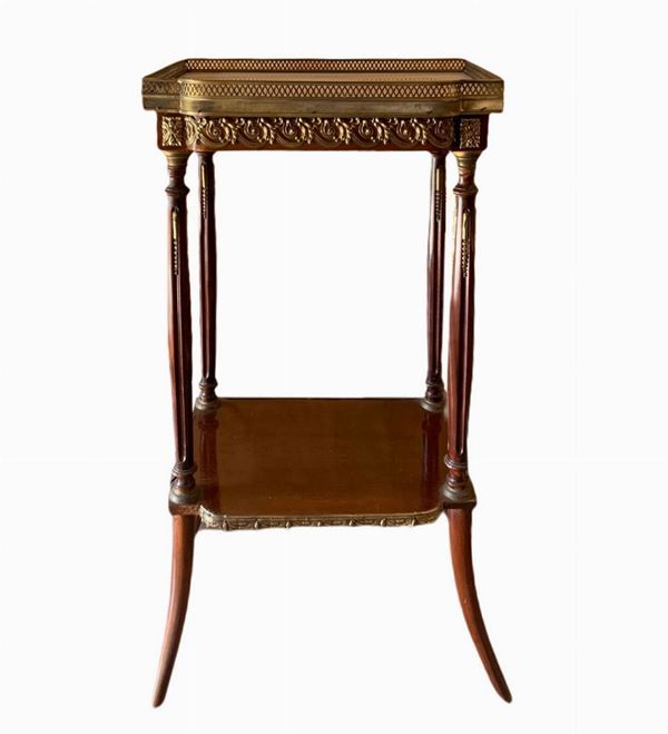 Tavolino con struttura in legno , con ottoni e marmo al piano. XX Secolo. 
H cm 80x43x30