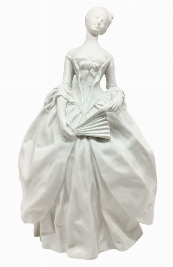 Porcellana di Capodimonte bianca raffigurante dama con ventaglio. XX secolo. 
H cm 25 