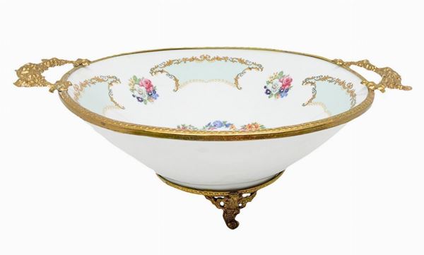 Centrotavola in porcellana decorata a mano con decorazioni floreali con manici realizzati in ottone. H cm 9,8 Cm 30x23
H cm 9,8 Cm 30x23